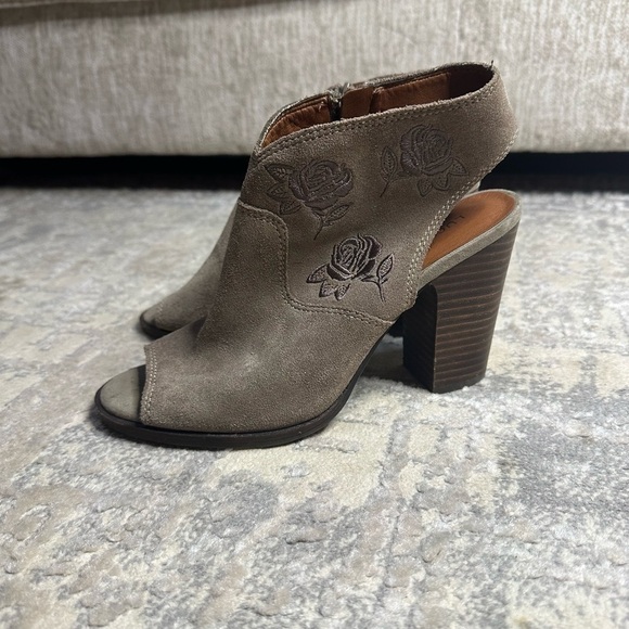 Lucky Brand Listana Boho Embroidered Peep Toe Taupe Heeled Ankle Booties - Picture 5 of 16